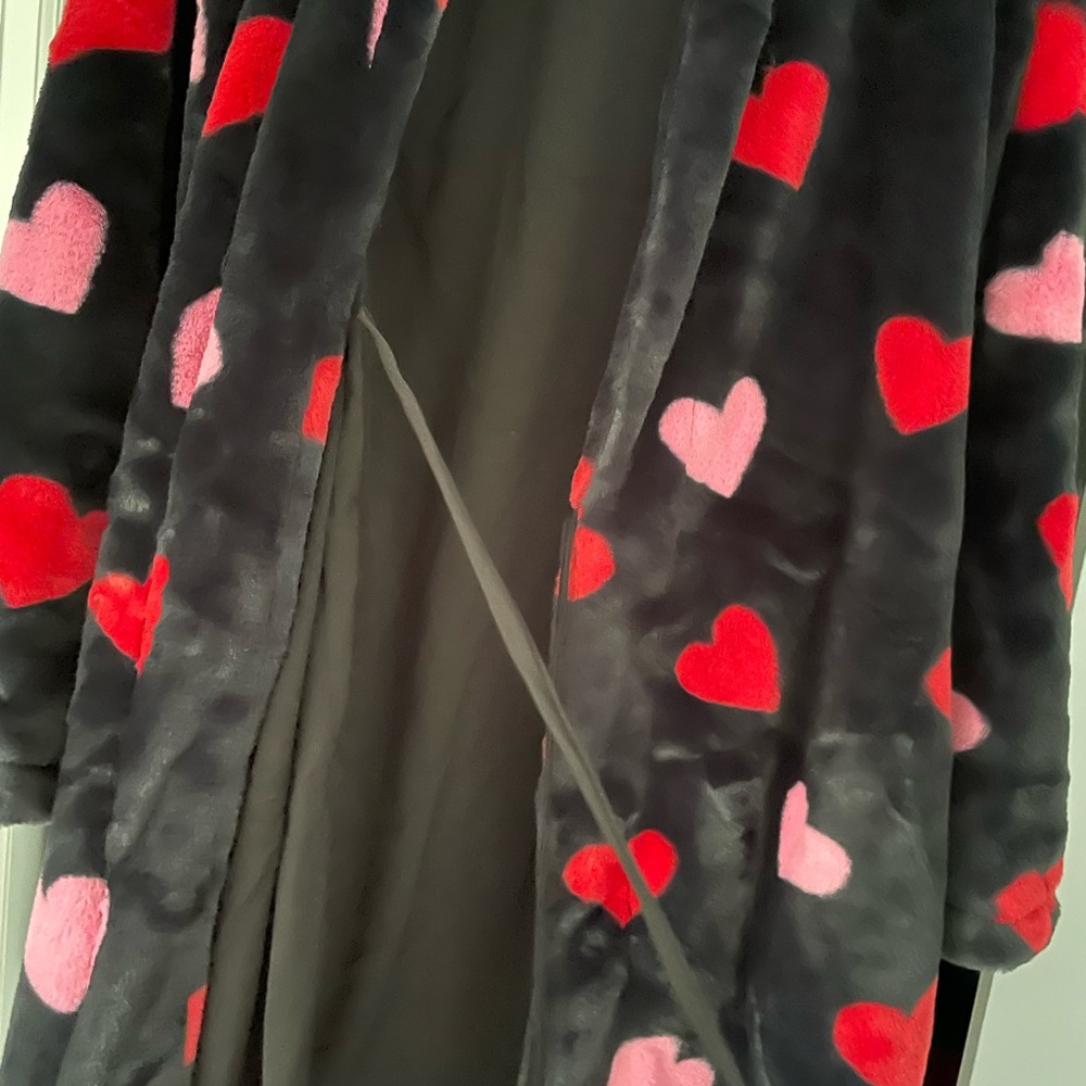 Kate Spade Medium plush robe black with red & pink hearts & pockets! Valentine’s - Picture 10 of 17